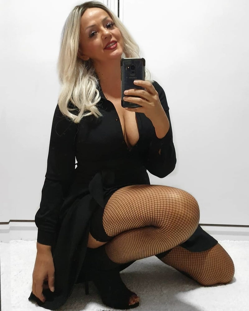 Sonja maturo amatoriale in nylon fa selfie
 #99768318