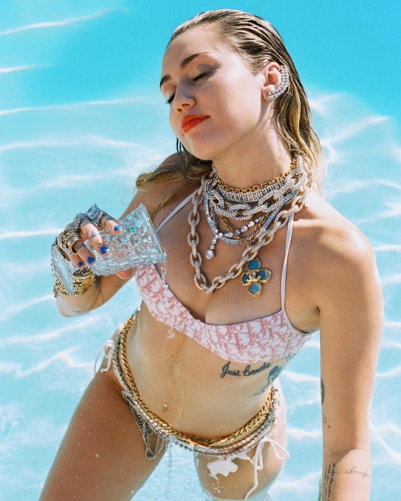 Celebs i'd fuck: miley cyrus (part 2)
 #81561315