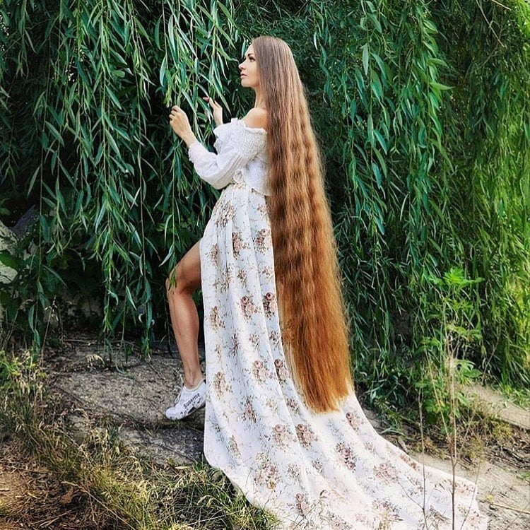 Sexy lange Haare Rapunzels
 #95465182