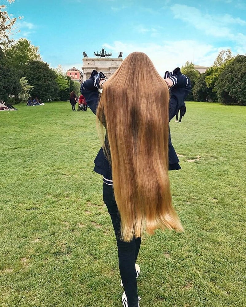Sexy lange Haare Rapunzels
 #95465212