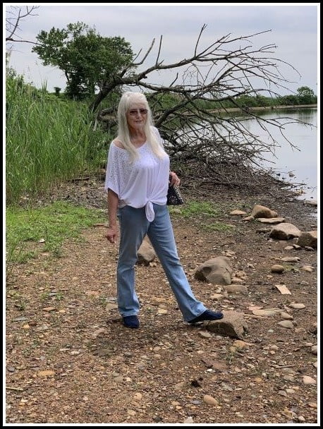 Reife und ältere Frauen posieren: 02
 #101181336