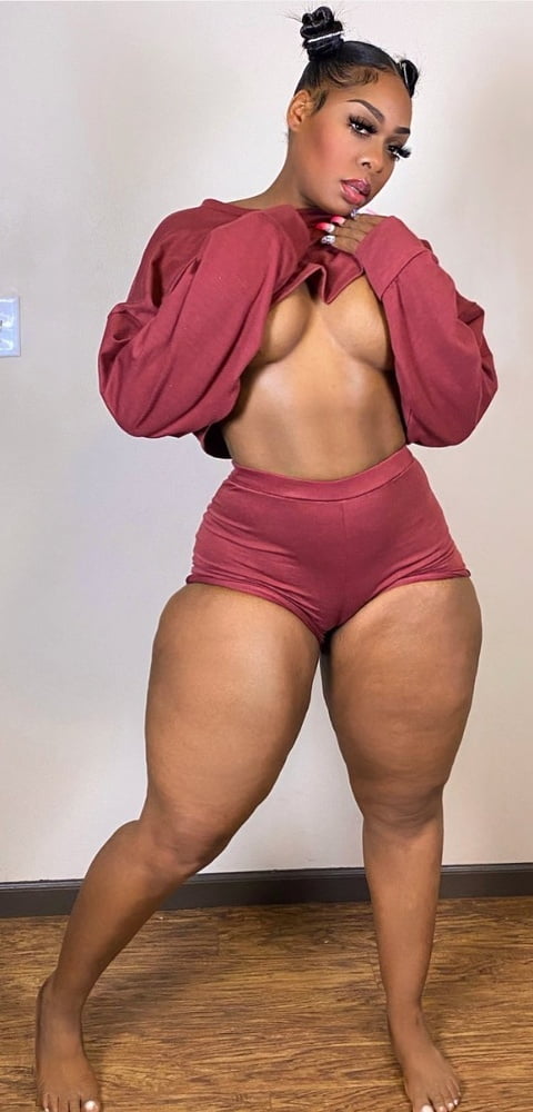 Caderas anchas de las mujeres 339
 #102996304