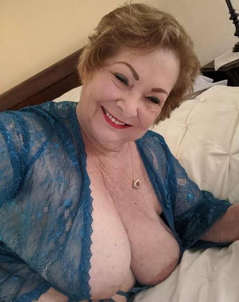 Las tetotas de la abuela #80538025