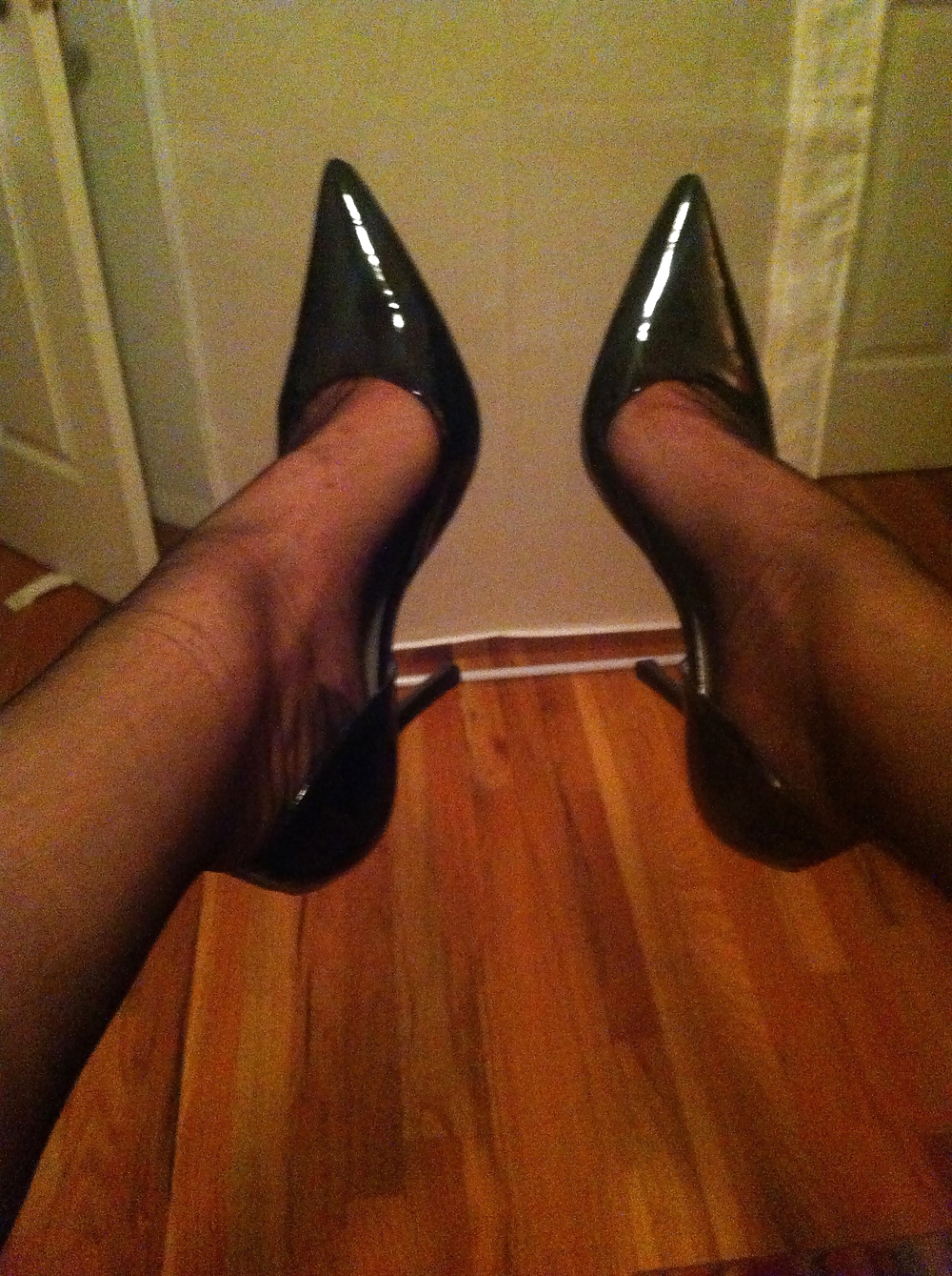 Black RHT stockings, black pumps #106845181
