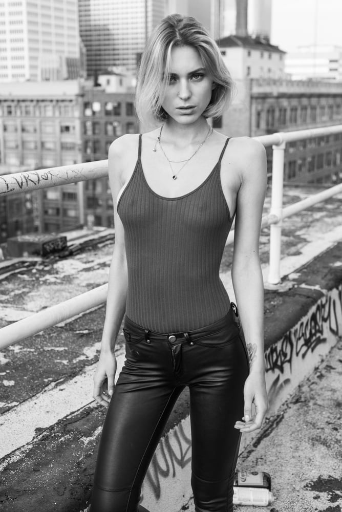 セクシーなウェットルックのレギンス
 #88895133