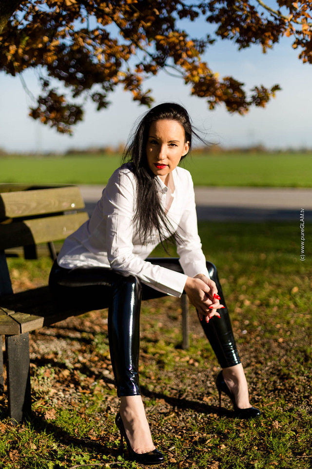 セクシーなウェットルックのレギンス
 #88895154