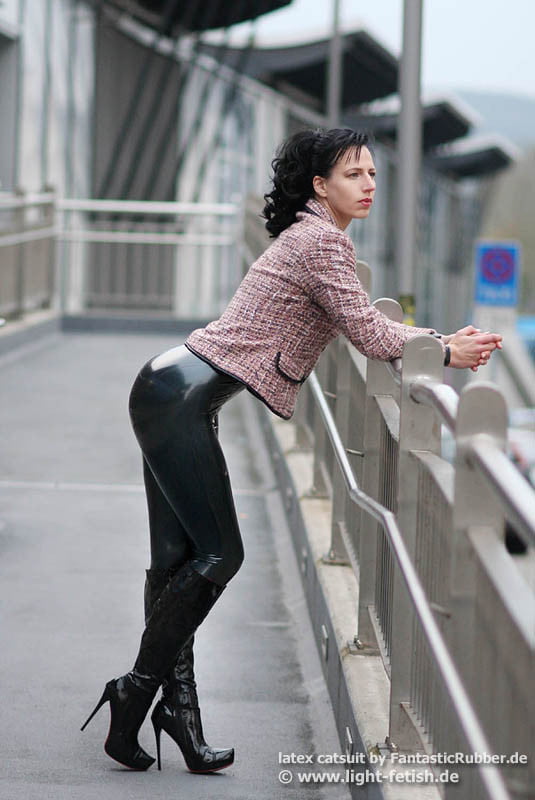 セクシーなウェットルックのレギンス
 #88895163