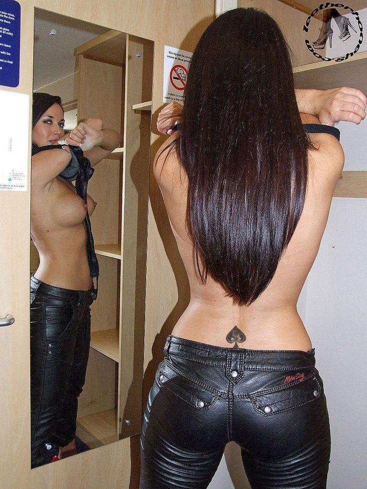 セクシーなウェットルックのレギンス
 #88895204