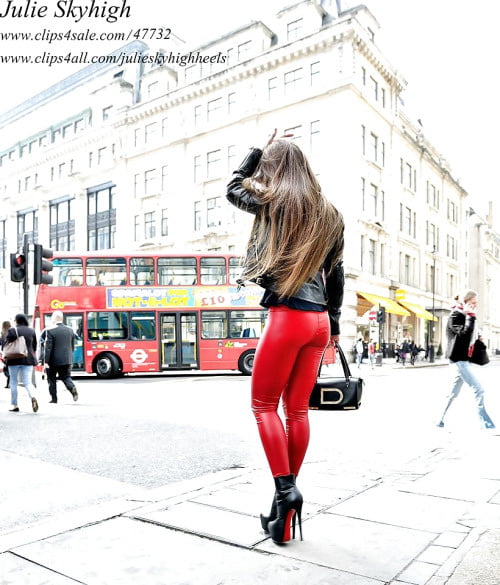 セクシーなウェットルックのレギンス
 #88895216