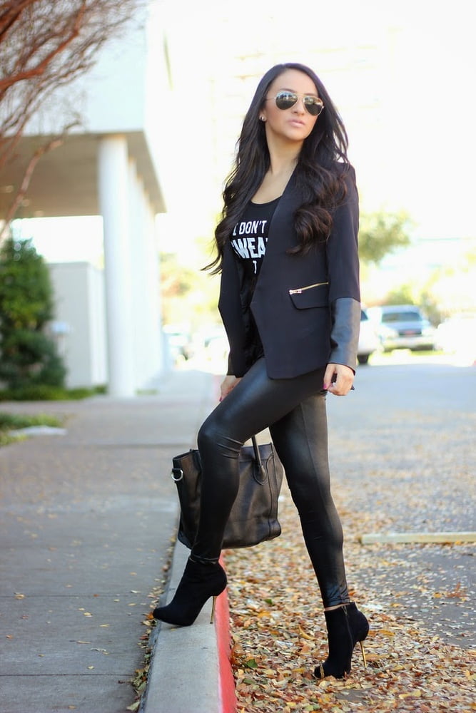 セクシーなウェットルックのレギンス
 #88895333