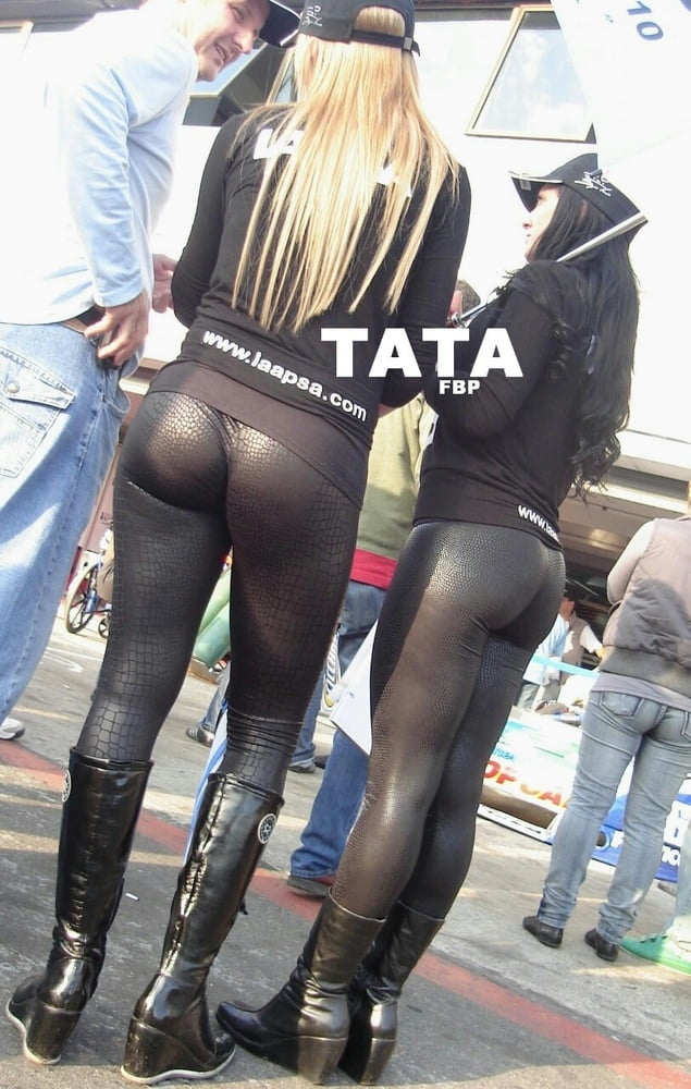 セクシーなウェットルックのレギンス
 #88895351