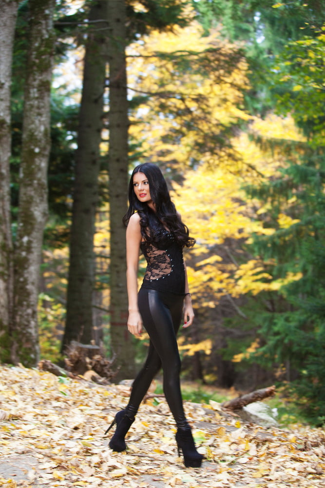 セクシーなウェットルックのレギンス
 #88895403