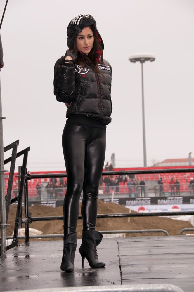 セクシーなウェットルックのレギンス
 #88895426