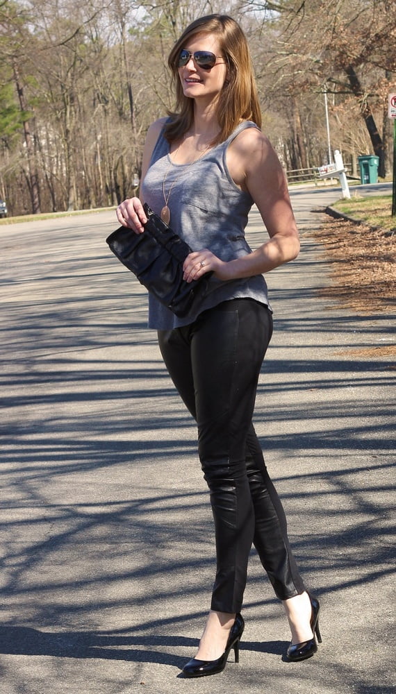 セクシーなウェットルックのレギンス
 #88895551