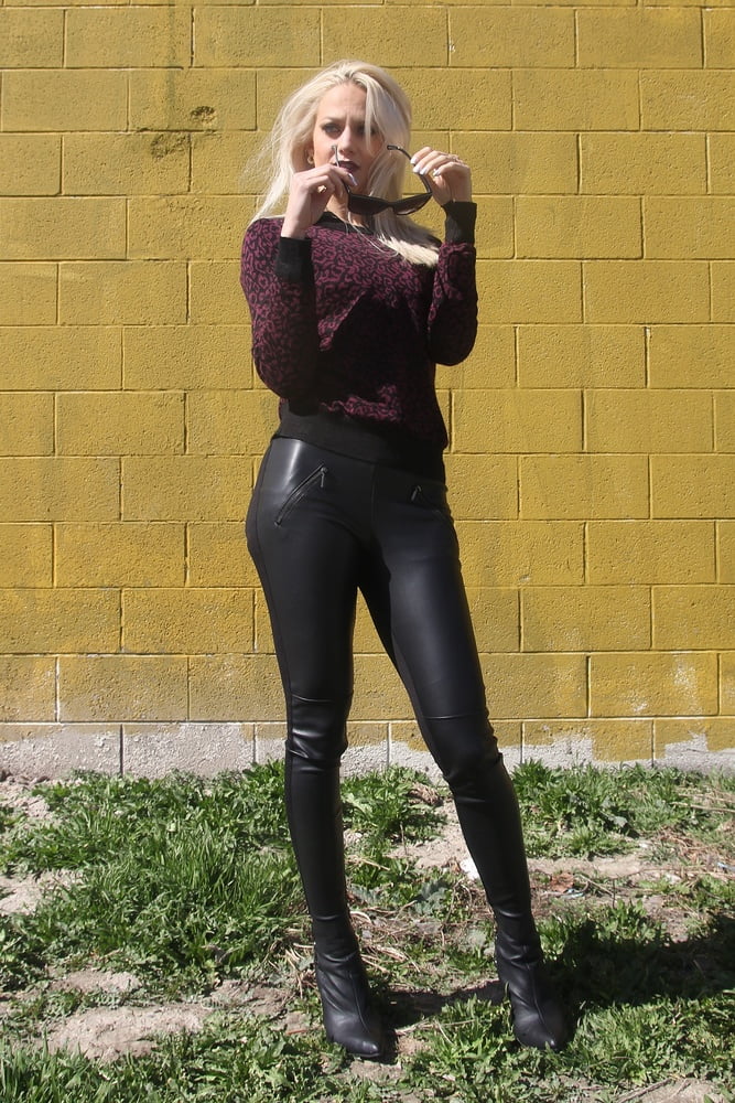 セクシーなウェットルックのレギンス
 #88895554