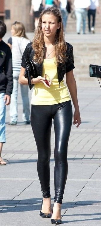 セクシーなウェットルックのレギンス
 #88895575