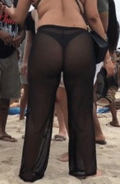 Sexy bottino nero in tanga con pantaloni trasparenti
 #93100653