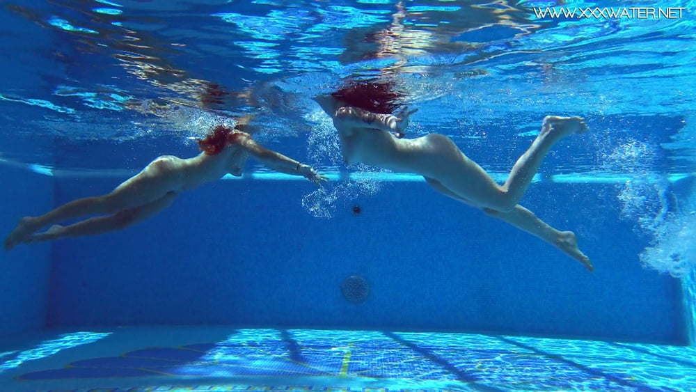 Sheril et diana rius érotique sous l'eau de la piscine
 #106700892