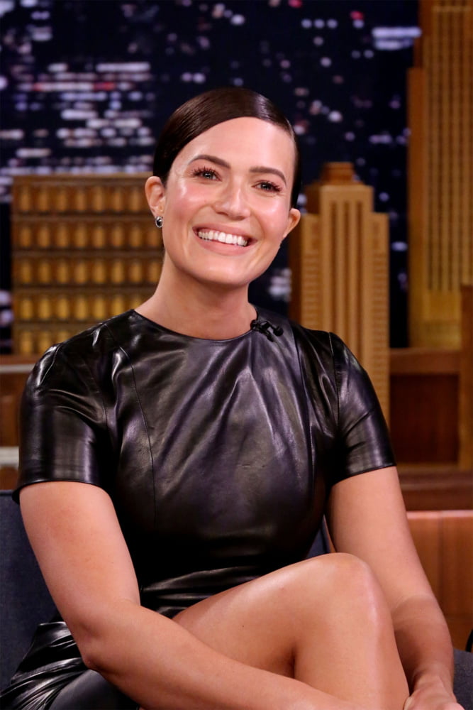 Mandy moore - tonight show with jimmy fallon (24 september 2
 #91786000
