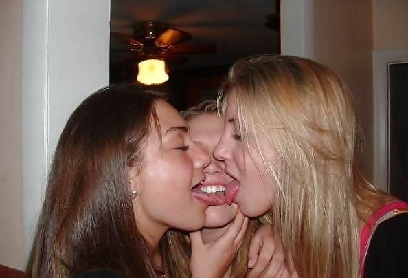 Tres o más lesbianas
 #100613956