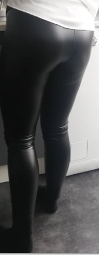 Freundin (26) en leggings de cuir. kommtiert sie !
 #82068490