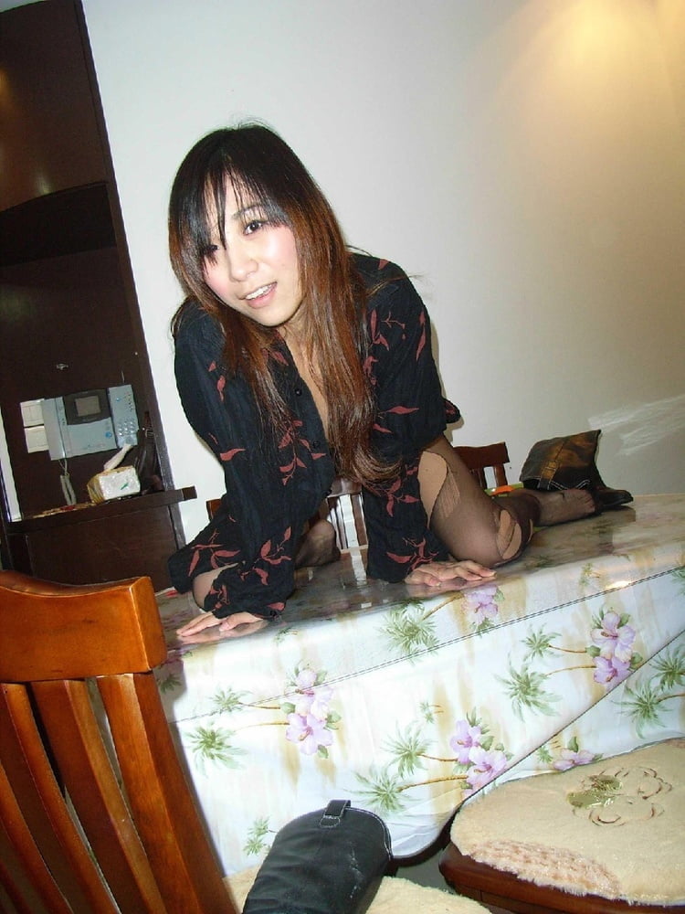 Asiatique sexy sur canapé rouge
 #105088612