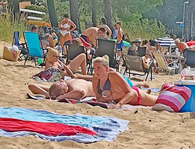 Zoccola svedese della spiaggia che si copre fallisce
 #87657575