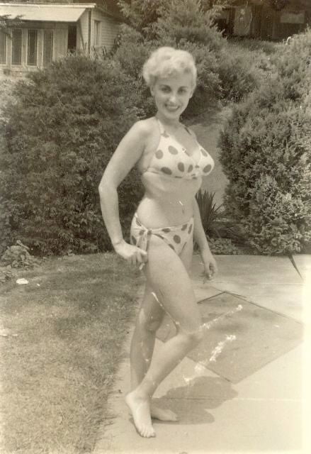 Donna brown, modello vintage del 1950
 #105122847