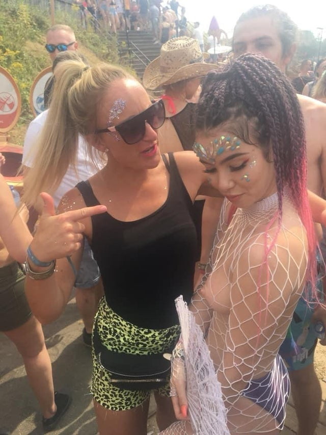 Festival de putas
 #89814403