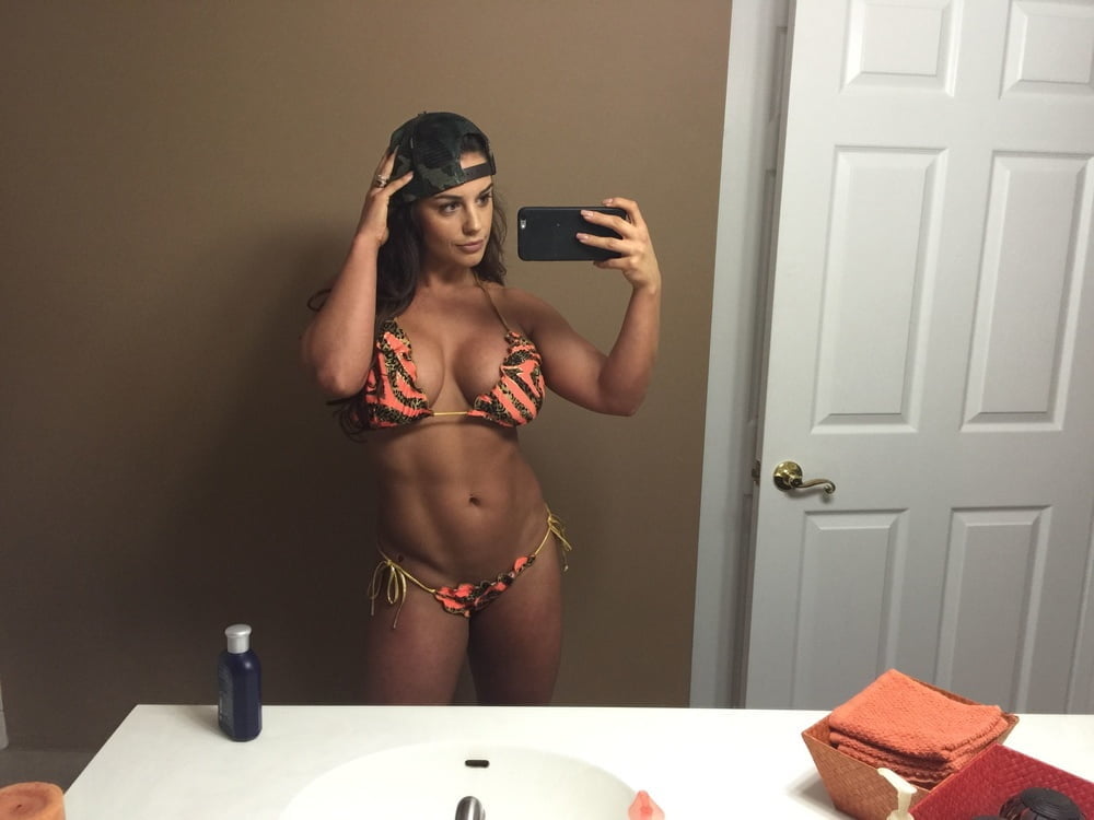 Celeste bonin (fka wwe's kaitlyn) foto trapelate
 #96154702