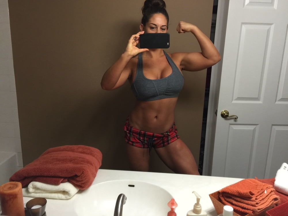 Celeste bonin (fka wwe's kaitlyn) foto trapelate
 #96154705