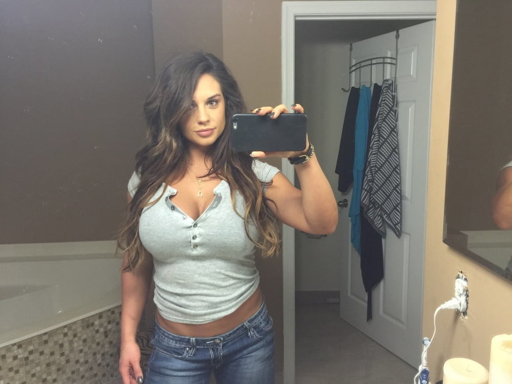 Celeste bonin (fka wwe's kaitlyn) foto trapelate
 #96154832