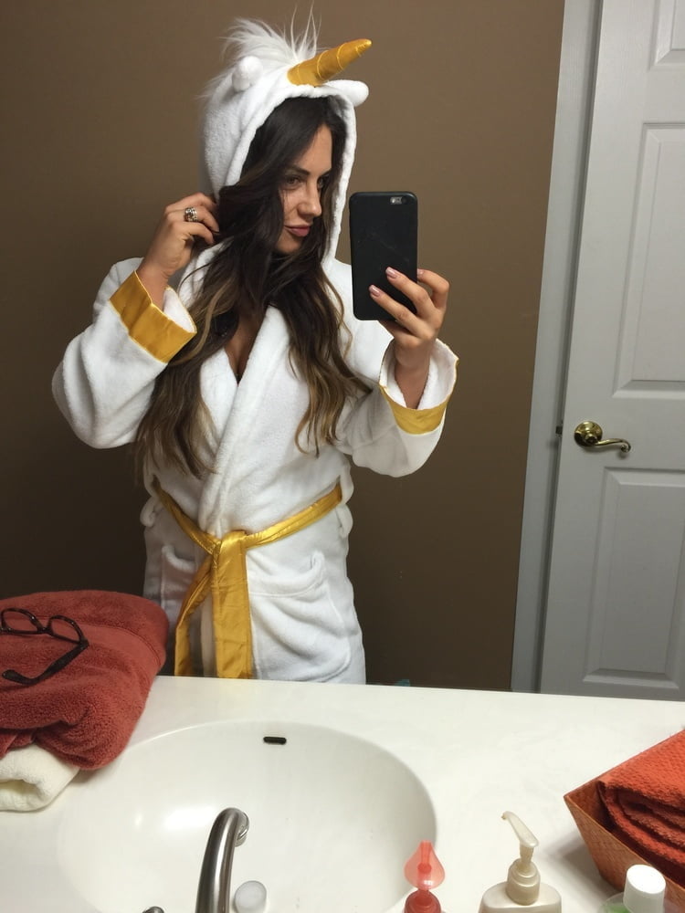 Celeste bonin (fka wwe's kaitlyn) foto trapelate
 #96154925