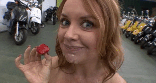 Süße Mama Sperma Essen bukkake auf Erdbeeren von bukkaketv
 #88068330