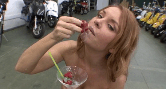 Süße Mama Sperma Essen bukkake auf Erdbeeren von bukkaketv
 #88068346
