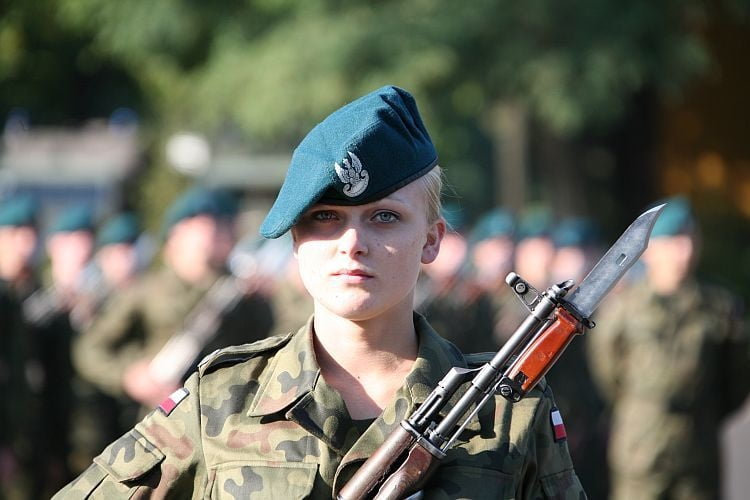 制服を着たポーランド人女性
 #105009914