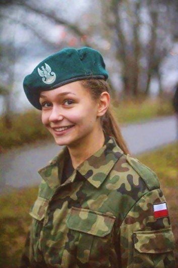 制服を着たポーランド人女性
 #105009997