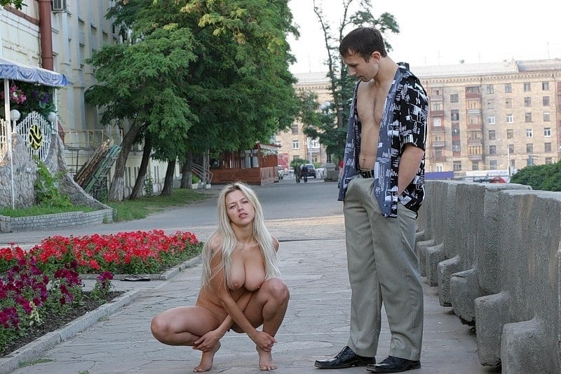 オルガはハルキフの街を裸で歩く
 #91150807