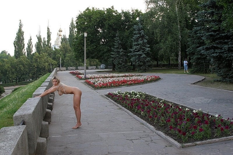 オルガはハルキフの街を裸で歩く
 #91151087