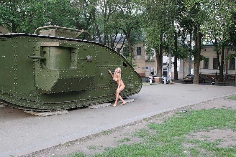 Olga geht nackt durch die Straßen von kharkiv
 #91151176