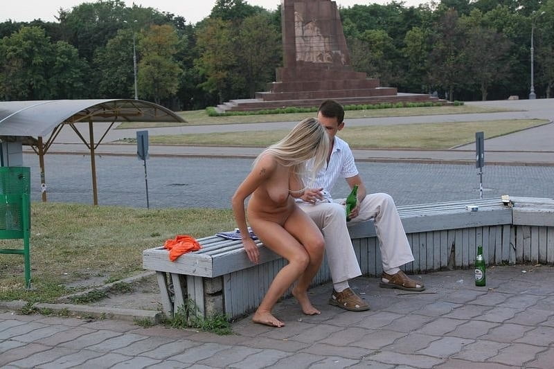 Olga geht nackt durch die Straßen von kharkiv
 #91151221