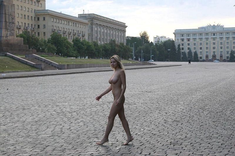 Olga geht nackt durch die Straßen von kharkiv
 #91151227