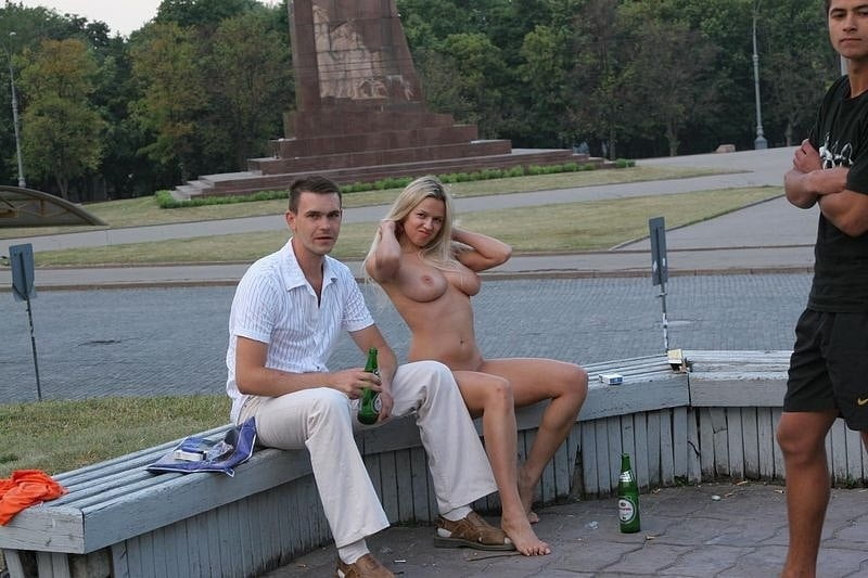オルガはハルキフの街を裸で歩く
 #91151229