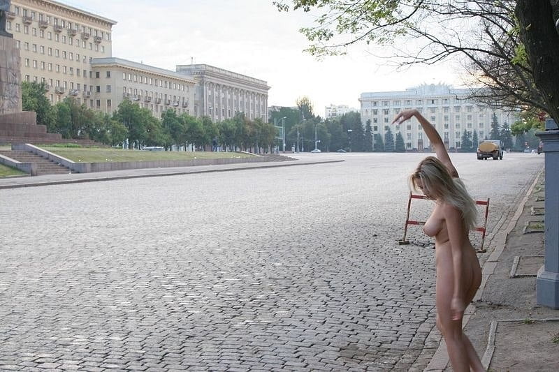Olga geht nackt durch die Straßen von kharkiv
 #91151315