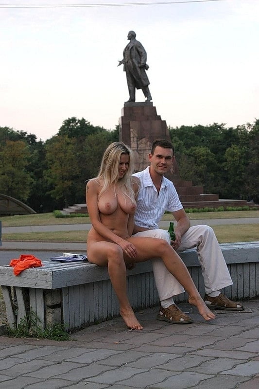 オルガはハルキフの街を裸で歩く
 #91151449