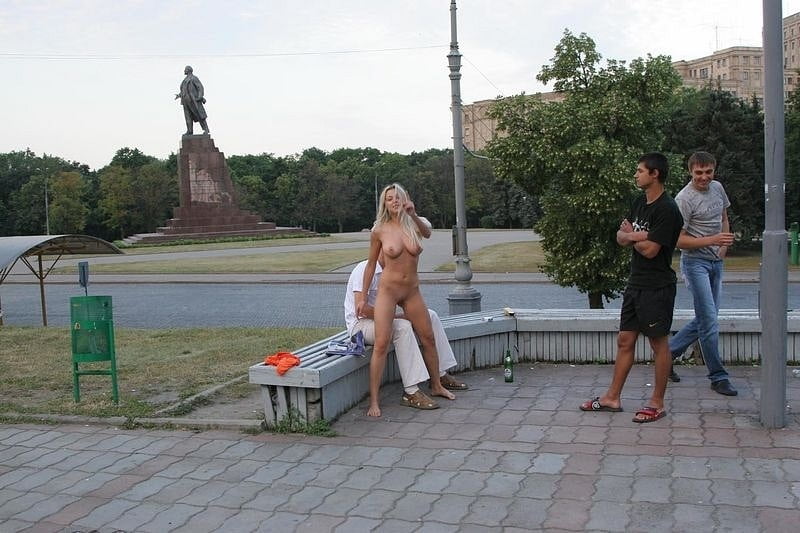 Olga geht nackt durch die Straßen von kharkiv
 #91151514