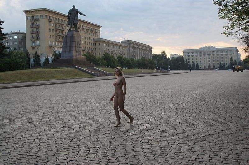 Olga geht nackt durch die Straßen von kharkiv
 #91151520