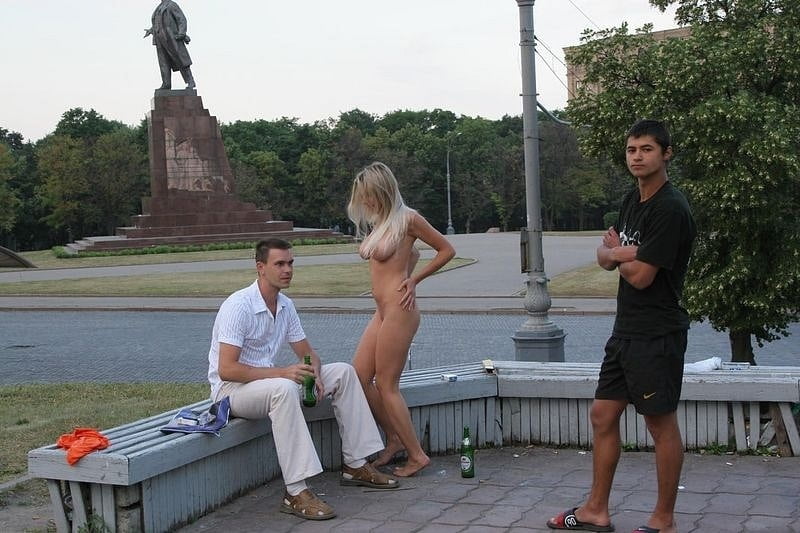 オルガはハルキフの街を裸で歩く
 #91151570