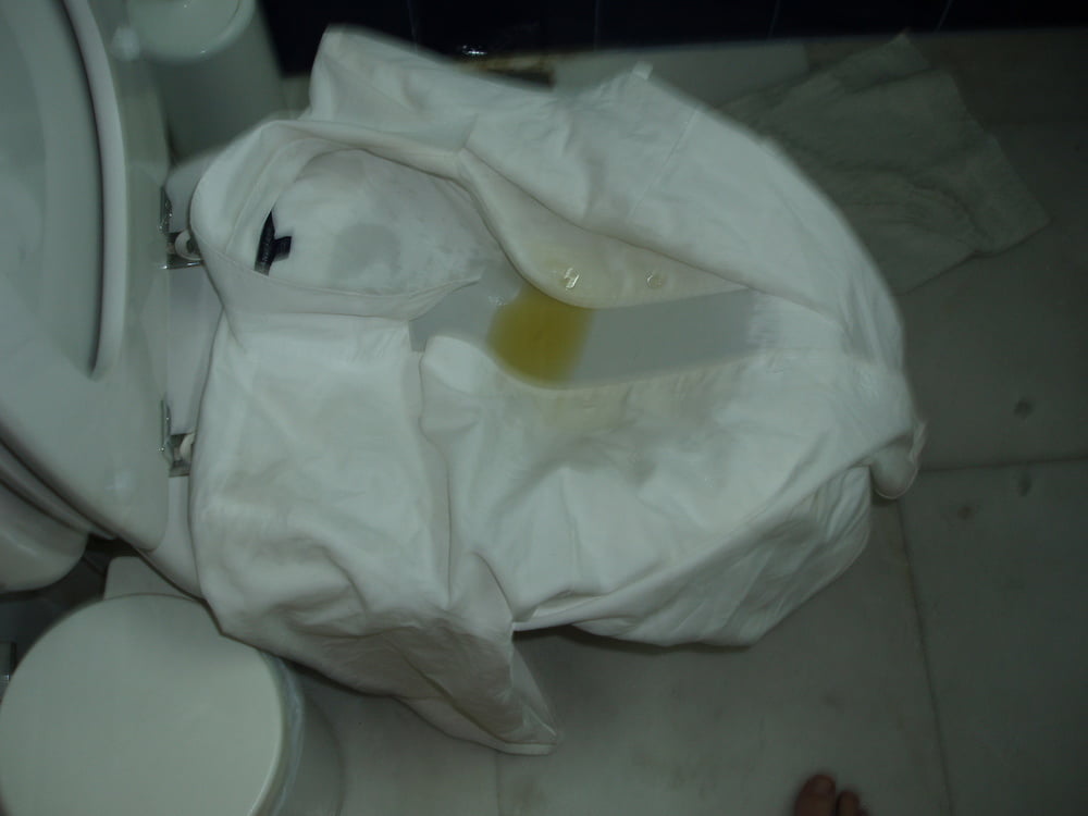Weiße Bluse pissen 1
 #100149427