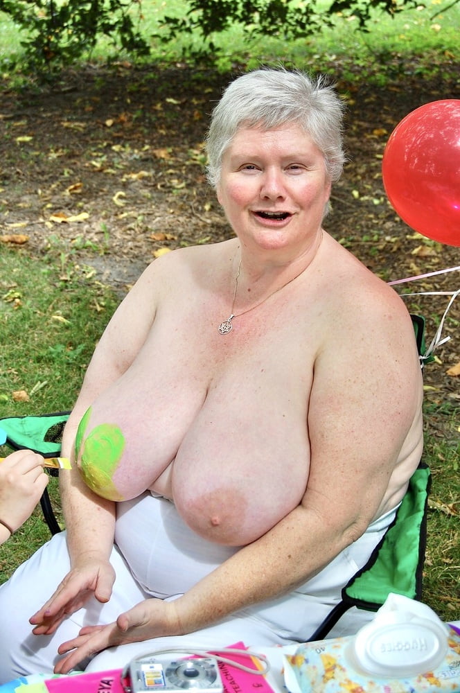 Mamie nudiste montre de beaux seins énormes
 #79906936
